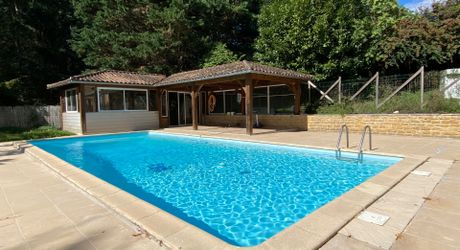 PROCHE DE PERIGUEUX-  Maison en pierre avec garage et piscine