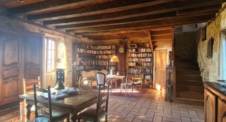 Ancien domaine agricole de 20 hectares avec nombreuses dépendances, source et étangs