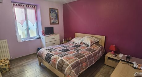 Maison en pierre rénovée de plain pied avec grand salon sur 1200m²