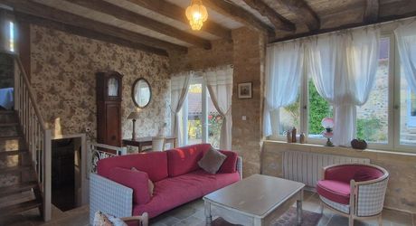 LES EYZIES - Propriété de charme offrant 240m² habitables et piscine au calme sur 1 hectare.