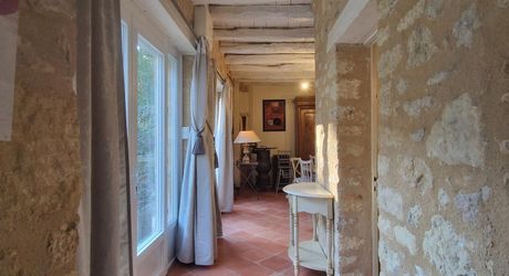 LES EYZIES - Propriété de charme offrant 240m² habitables et piscine au calme sur 1 hectare.