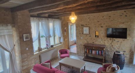 LES EYZIES - Propriété de charme offrant 240m² habitables et piscine au calme sur 1 hectare.