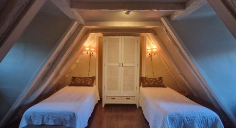 LES EYZIES - Propriété de charme offrant 240m² habitables et piscine au calme sur 1 hectare.