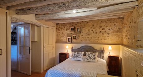 LES EYZIES - Propriété de charme offrant 240m² habitables et piscine au calme sur 1 hectare.