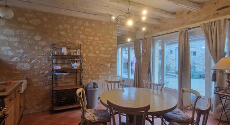 LES EYZIES - Propriété de charme offrant 240m² habitables et piscine au calme sur 1 hectare.