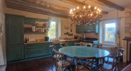 LES EYZIES - Propriété de charme offrant 240m² habitables et piscine au calme sur 1 hectare.