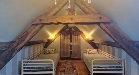 LES EYZIES - Propriété de charme offrant 240m² habitables et piscine au calme sur 1 hectare.