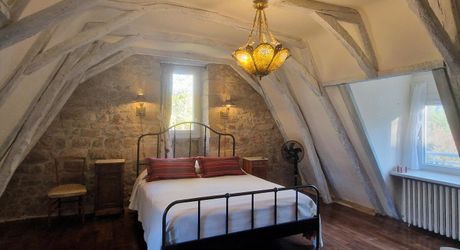 LES EYZIES - Propriété de charme offrant 240m² habitables et piscine au calme sur 1 hectare.