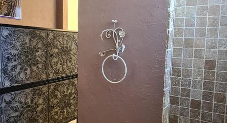 LES EYZIES - Propriété de charme offrant 240m² habitables et piscine au calme sur 1 hectare.