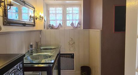 LES EYZIES - Propriété de charme offrant 240m² habitables et piscine au calme sur 1 hectare.