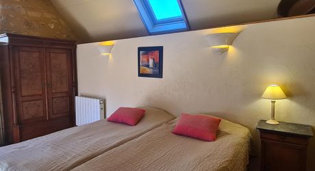 LES EYZIES - Propriété de charme offrant 240m² habitables et piscine au calme sur 1 hectare.