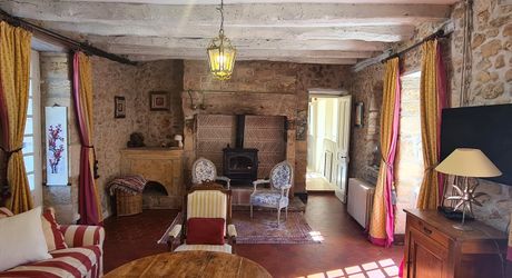 LES EYZIES - Propriété de charme offrant 240m² habitables et piscine au calme sur 1 hectare.