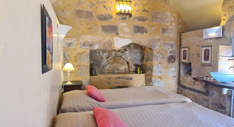 LES EYZIES - Propriété de charme offrant 240m² habitables et piscine au calme sur 1 hectare.