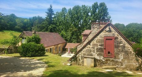 LES EYZIES - Propriété de charme offrant 240m² habitables et piscine au calme sur 1 hectare.