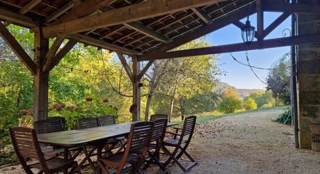LES EYZIES - Propriété de charme offrant 240m² habitables et piscine au calme sur 1 hectare.