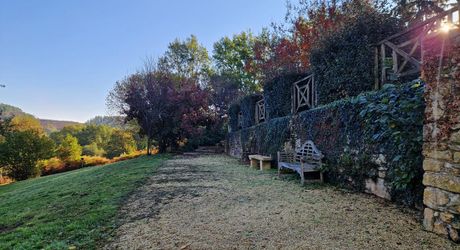 LES EYZIES - Propriété de charme offrant 240m² habitables et piscine au calme sur 1 hectare.