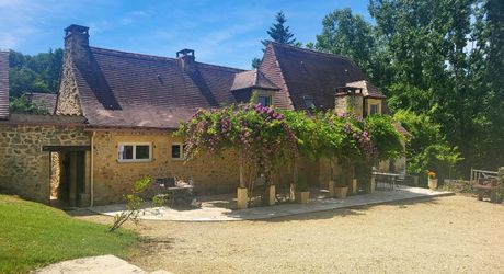 LES EYZIES - Propriété de charme offrant 240m² habitables et piscine au calme sur 1 hectare.