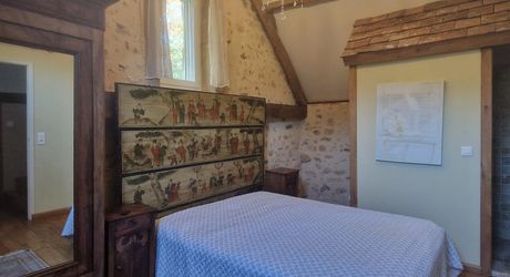 LES EYZIES - Propriété de charme offrant 240m² habitables et piscine au calme sur 1 hectare.