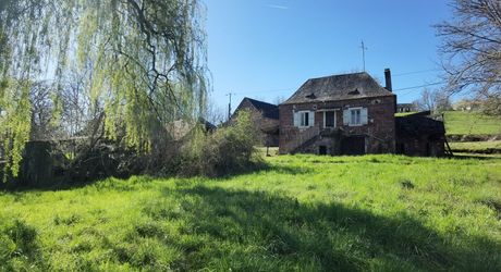 Ferme en pierre à rénover et belles granges isolées par 7 hectares de terrain