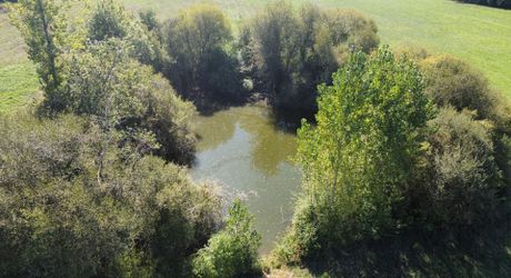 Ferme en pierre à rénover et belles granges isolées par 7 hectares de terrain