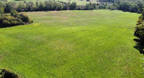 Ferme en pierre à rénover et belles granges isolées par 7 hectares de terrain