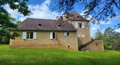 SUPERB 5-BEDROOM HOUSE SET IN 2 HECTARES (4.5 ACRES) OF PARKLAND IN A TRANQUIL LOCATION NEAR LES EYZIES. DEP0822