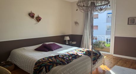 QUARTIER VÉSONE - Maison de ville avec 2 chambres, jardin et combles aménageables 