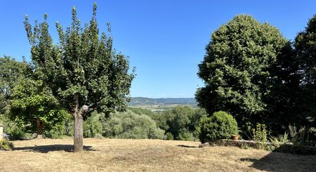 Calme, vue et authenticité pour cette propriété en pierres implantée au milieu de 20 hectares attenants