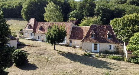 Calme, vue et authenticité pour cette propriété en pierres implantée au milieu de 20 hectares attenants