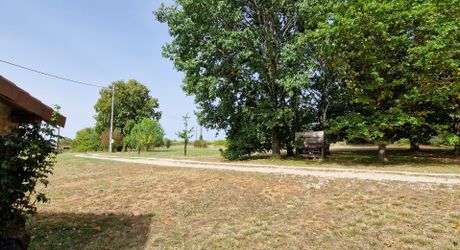 Vastes volumes et calme olympien pour cet ancien corps de ferme avec 14 hectares