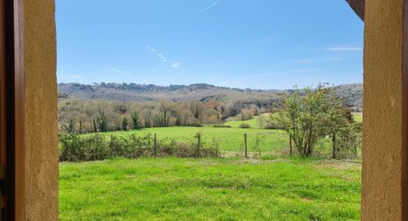 Maison périgourdine à vendre de 112m² avec 4 chambres dont une de plain-pied et jolie vue sur la vallée.