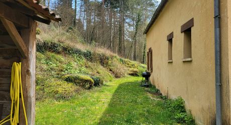 Maison périgourdine à vendre de 112m² avec 4 chambres dont une de plain-pied et jolie vue sur la vallée.