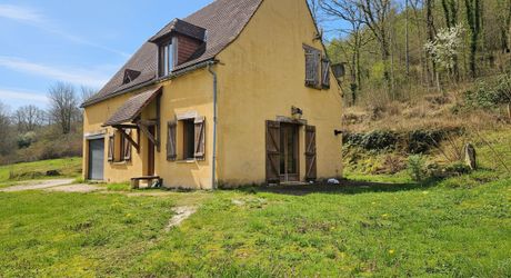Maison périgourdine à vendre de 112m² avec 4 chambres dont une de plain-pied et jolie vue sur la vallée.