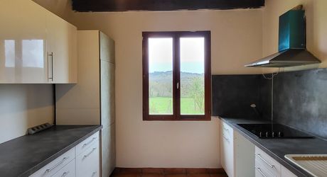 Maison périgourdine à vendre de 112m² avec 4 chambres dont une de plain-pied et jolie vue sur la vallée.