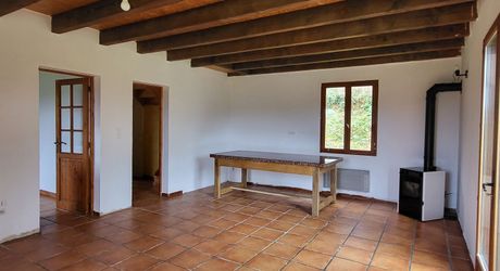 Maison périgourdine à vendre de 112m² avec 4 chambres dont une de plain-pied et jolie vue sur la vallée.