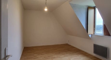 Maison périgourdine à vendre de 112m² avec 4 chambres dont une de plain-pied et jolie vue sur la vallée.