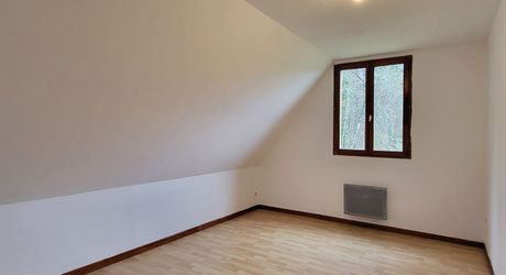 Maison périgourdine à vendre de 112m² avec 4 chambres dont une de plain-pied et jolie vue sur la vallée.