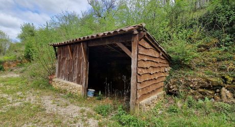 Maison périgourdine à vendre de 112m² avec 4 chambres dont une de plain-pied et jolie vue sur la vallée.