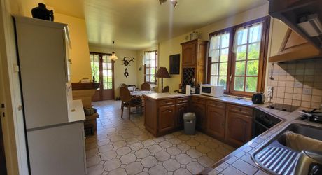 En hauteur, maison périgourdine et sa maison d'amis