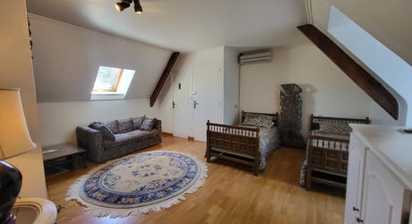 En hauteur, maison périgourdine et sa maison d'amis