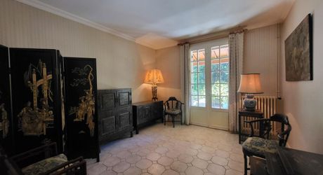 En hauteur, maison périgourdine et sa maison d'amis