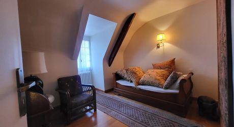 En hauteur, maison périgourdine et sa maison d'amis