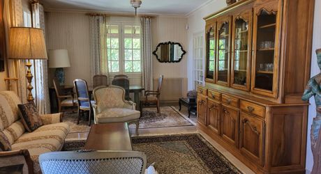 En hauteur, maison périgourdine et sa maison d'amis