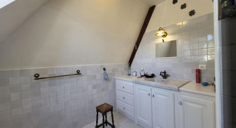 En hauteur, maison périgourdine et sa maison d'amis