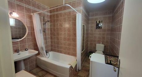 En hauteur, maison périgourdine et sa maison d'amis