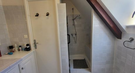 En hauteur, maison périgourdine et sa maison d'amis