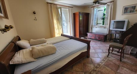En hauteur, maison périgourdine et sa maison d'amis