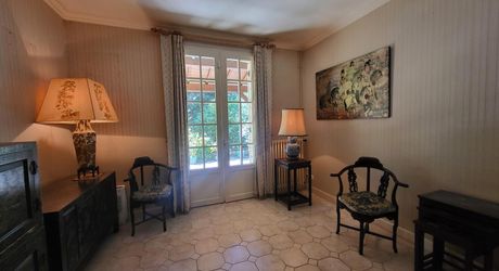 En hauteur, maison périgourdine et sa maison d'amis