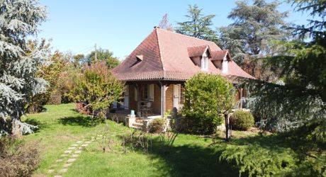 En hauteur, maison périgourdine et sa maison d'amis