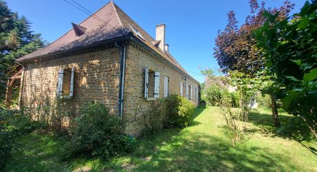 En hauteur, maison périgourdine et sa maison d'amis